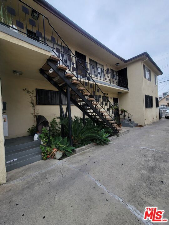 1038 S Harvard Boulevard, Los Angeles CA: https://media.crmls.org/mediaz/1ec60f9b-b91b-489a-b509-2006aa523930.jpg