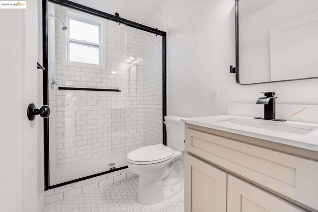 1238 12Th St, Oakland CA: https://media.crmls.org/mediaz/1ec69db6-de70-491c-8de2-2773c65efd72.jpg
