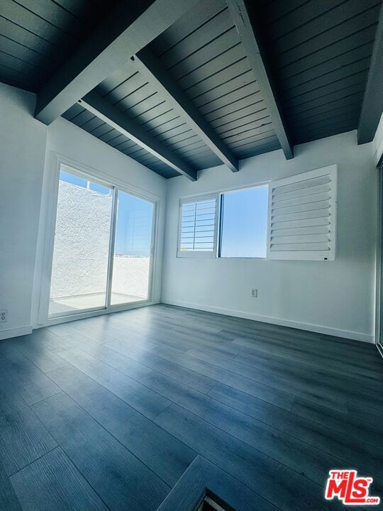 14 Mast Street, Marina del Rey CA: https://media.crmls.org/mediaz/1ec75ccc-033e-45f6-9ede-0a3993166c04.jpg