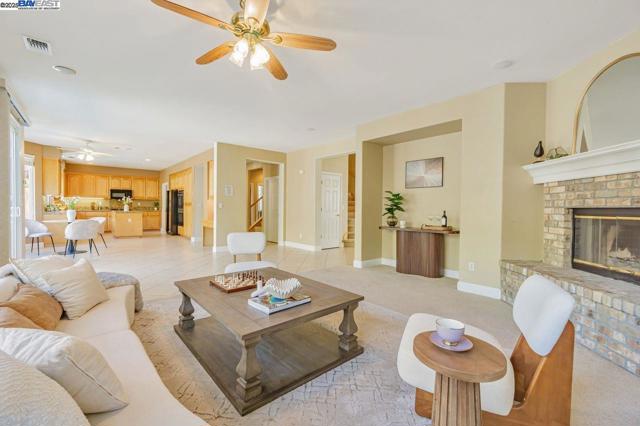 5391 Fernbank Dr, Concord CA: https://media.crmls.org/mediaz/1ec7638b-86d9-4c87-937a-a3b0615c7be3.jpg