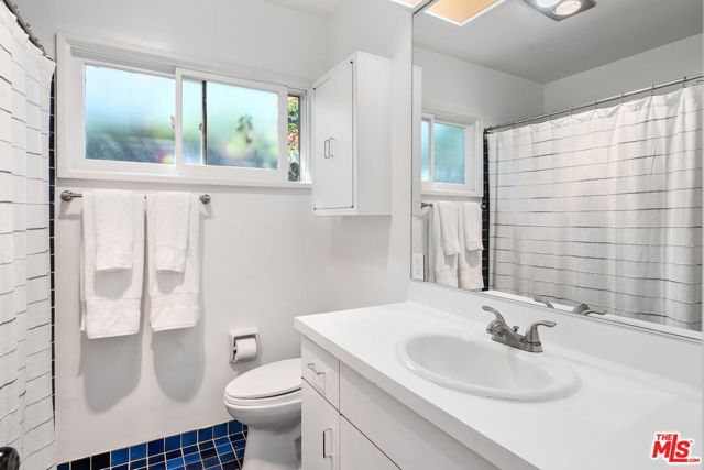 11319 Rose Avenue, Los Angeles CA: https://media.crmls.org/mediaz/1ec7e3ef-f87d-497b-8657-af68e01ebb74.jpg