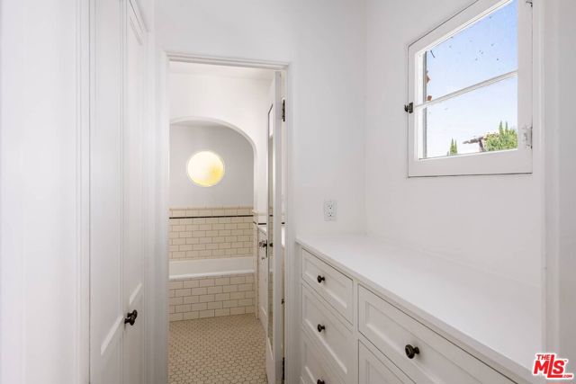 1539 Ensley Avenue, Los Angeles CA: https://media.crmls.org/mediaz/1ec7e9ea-90b7-4666-83e7-ecb82f6f1dfd.jpg