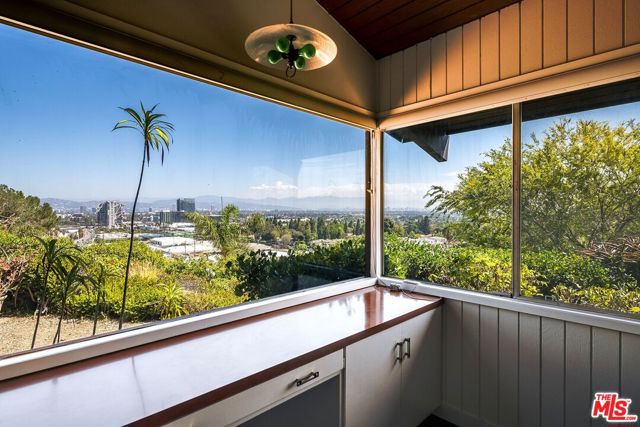 5961 Wrightcrest Drive, Culver City CA: https://media.crmls.org/mediaz/1eca4d3e-bb61-4e3e-8dc5-b6280405b562.jpg