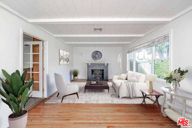 5353 Don Pio Drive, Woodland Hills CA: https://media.crmls.org/mediaz/1eca758a-9ce9-405c-9d0a-59042b88a7cc.jpg