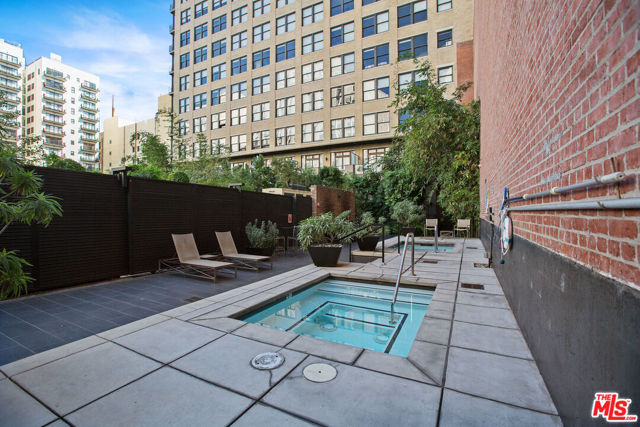 460 S Spring Street, Los Angeles CA: https://media.crmls.org/mediaz/1ecaee99-c104-4bdf-bc84-087873b4b98d.jpg