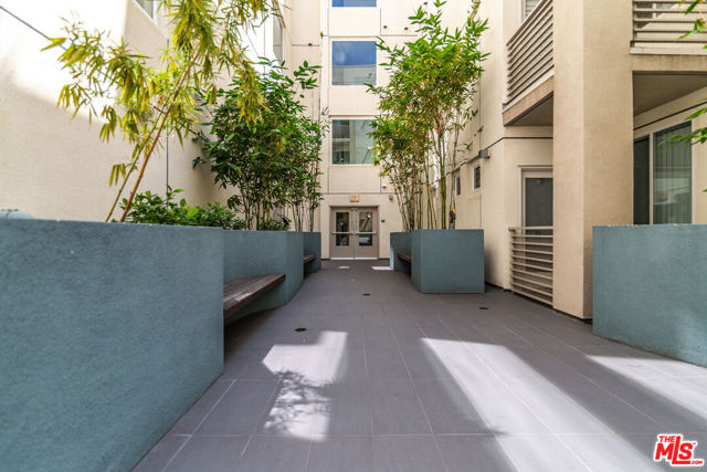 436 S Virgil Avenue, Los Angeles CA: https://media.crmls.org/mediaz/1ecb739b-9289-425d-b5eb-051729e1869a.jpg