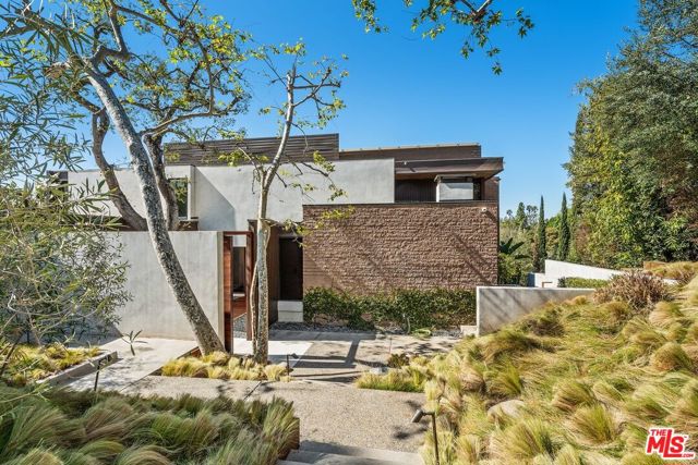 1005 Elden Way, Beverly Hills CA: https://media.crmls.org/mediaz/1ecc066f-fd97-4df9-9108-d27191d8b7d8.jpg