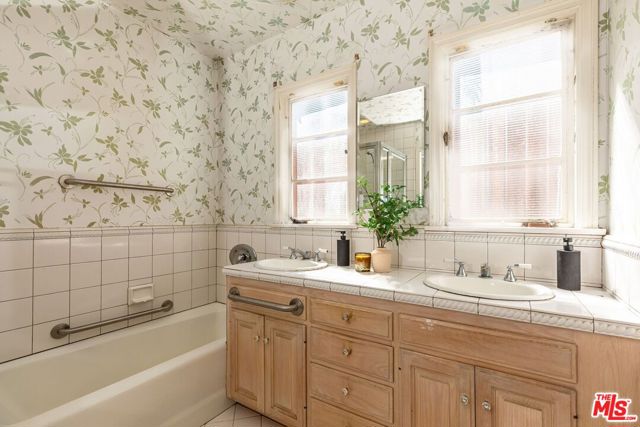 9801 Hillgreen Place photo 16