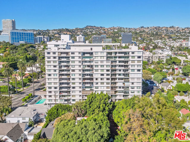 818 N Doheny Drive, West Hollywood CA: https://media.crmls.org/mediaz/1eceb7e0-61eb-47de-954f-af8b4a2b57c0.jpg