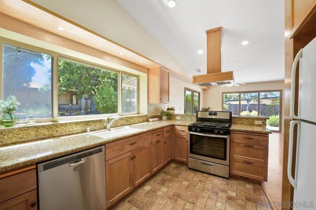 1353 Roxanne Dr, El Cajon CA: https://media.crmls.org/mediaz/1ecec30b-905f-4086-ae93-7c73b5695b9b.jpg