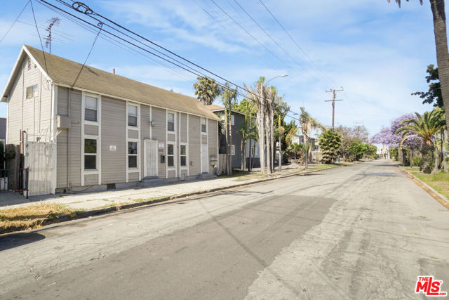 1060 E 6th Street, Long Beach CA: https://media.crmls.org/mediaz/1ecf1625-286e-4c00-8fc8-452b5e9a4630.jpg