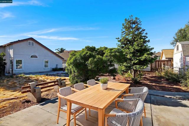 109 Greenmeadow Cir, Pittsburg CA: https://media.crmls.org/mediaz/1ecf2579-9eb3-444e-8aec-238ffdedd6ef.jpg