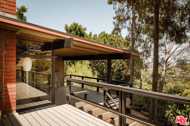 2 Seahurst Road, Rolling Hills Estates CA: https://media.crmls.org/mediaz/1ed07a41-81e9-4e85-bc50-ef37c08c65c1.jpg