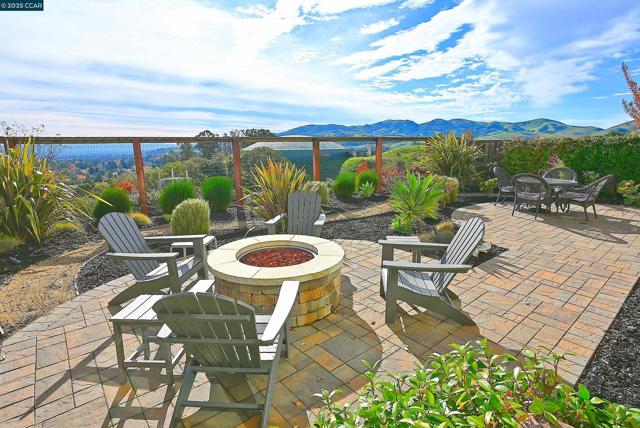 528 Caprio Ct, San Ramon CA: https://media.crmls.org/mediaz/1ed17cfc-9d39-457c-9e6a-d41ec5aeefa5.jpg