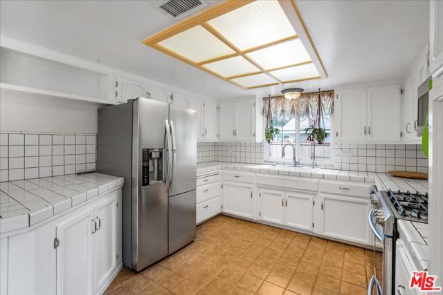 754 Fernando Street, Ojai CA: https://media.crmls.org/mediaz/1ed23306-1763-42c8-92a8-de3eb1de9005.jpg