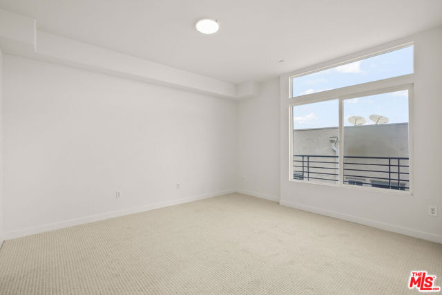 401 N Serrano Avenue, Los Angeles CA: https://media.crmls.org/mediaz/1ed26d03-a878-462d-8690-2934a8818eee.jpg