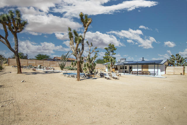 61093 Prescott Trail, Joshua Tree CA: https://media.crmls.org/mediaz/1ed287f0-ade7-4885-aed4-26209500f173.jpg