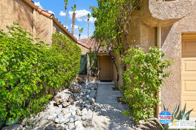 2910 Cervantes Court, Palm Springs CA: https://media.crmls.org/mediaz/1ed29aa3-60bc-4e2b-a297-f5e0002c7463.jpg