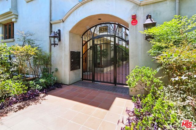 838 16th Street, Santa Monica CA: https://media.crmls.org/mediaz/1ed420a1-ea8f-4b69-a0f1-64b7db87200b.jpg