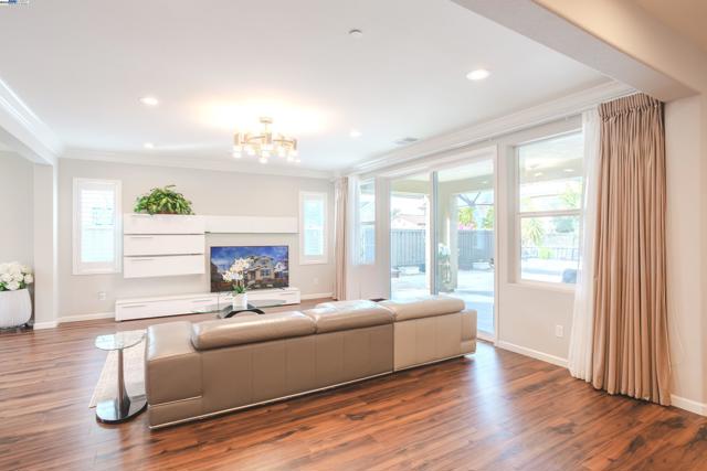 2239 Jessica Way, Tracy CA: https://media.crmls.org/mediaz/1ed53300-e5e4-4031-a4e8-13152d087e92.jpg