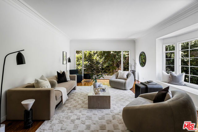 5700 Spring Oak Drive, Los Angeles CA: https://media.crmls.org/mediaz/1ed53aa9-0fcb-4358-8117-2169bcfd8114.jpg