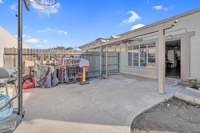 2941 W Hemlock Street, Oxnard CA: https://media.crmls.org/mediaz/1ed5e3d7-5e7c-4f35-a283-537231aaae19.jpg