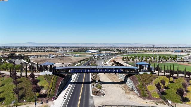 2859 Wylin Blvd, Lathrop CA: https://media.crmls.org/mediaz/1ed6164a-897f-4a14-824c-d34678048f0e.jpg