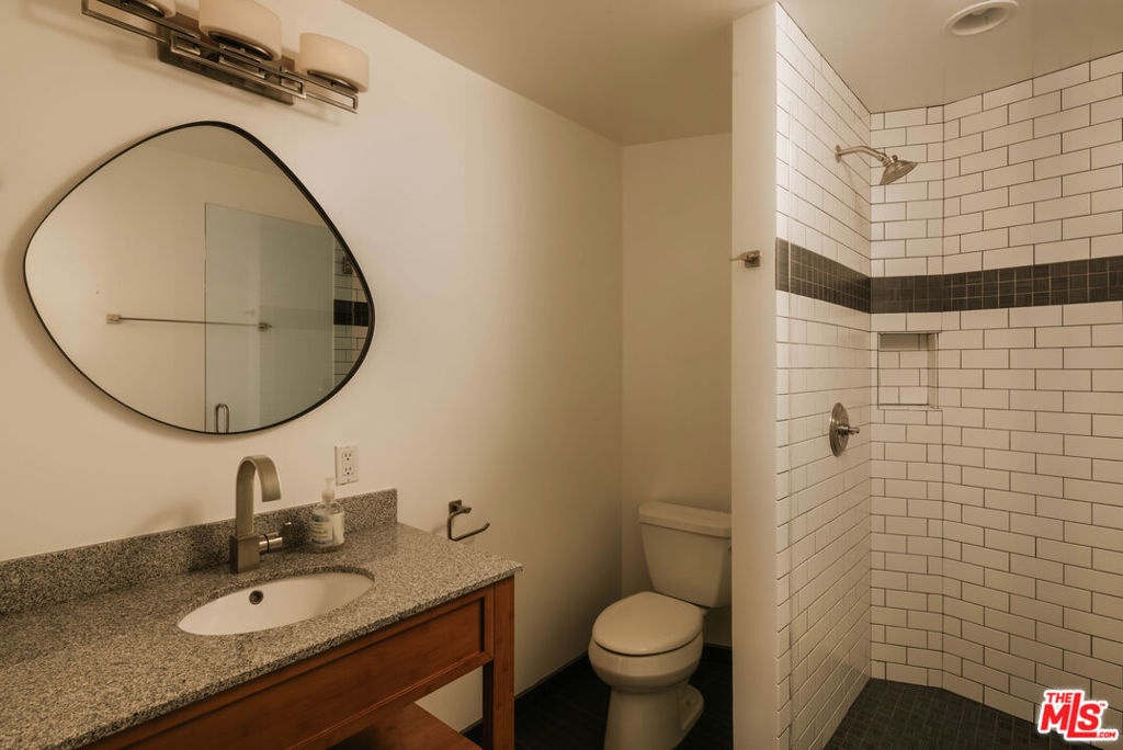 2027 Oakwood Ave, Venice, CA 90291, photo 23