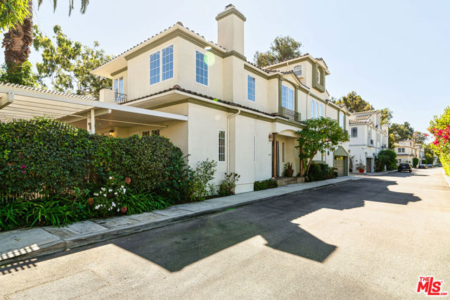 1008 Harbor Crossing Lane, Marina del Rey CA: https://media.crmls.org/mediaz/1ed6cc36-2bb3-4d83-91e2-ab2f572976ed.jpg
