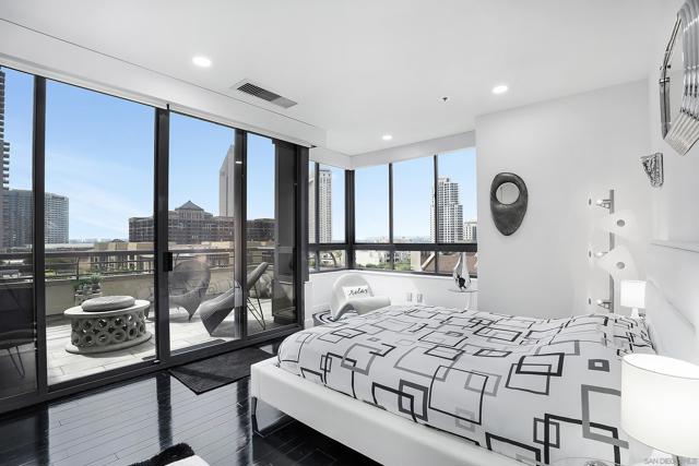 700 Front St, San Diego CA: https://media.crmls.org/mediaz/1ed72119-511b-41ab-94b9-3333b0886f8e.jpg