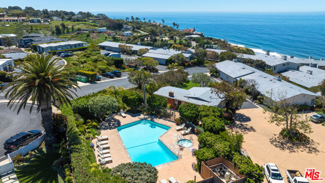 6789 Seawatch Lane, Malibu CA: https://media.crmls.org/mediaz/1ed7464b-d366-4bf5-b4d8-b16e275e6e4a.jpg