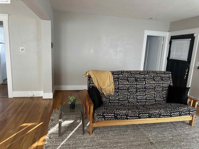 1937 87th Avenue, Oakland CA: https://media.crmls.org/mediaz/1ed91278-f716-4628-8d67-5428a850c67a.jpg