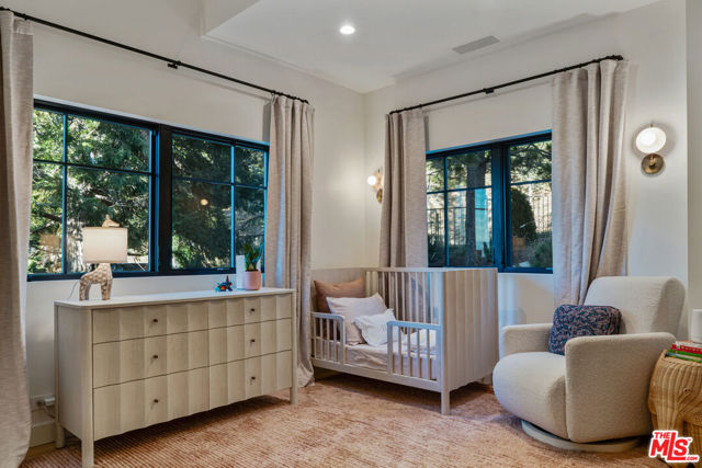 654 S Cumberland Drive, Lake Arrowhead CA: https://media.crmls.org/mediaz/1ed98900-86ed-438d-ad5e-7295e221d690.jpg
