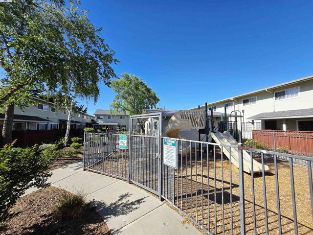 670 Fargo Ave, San Leandro CA: https://media.crmls.org/mediaz/1ed9a758-4ad7-4d06-badb-327992e90d3b.jpg