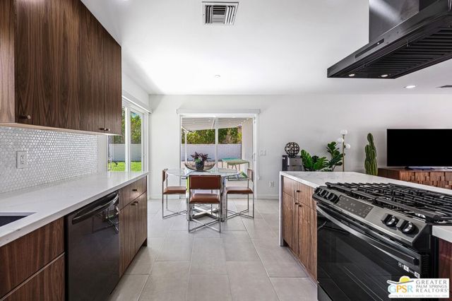 2002 N Whitewater Club Drive, Palm Springs, CA 92262