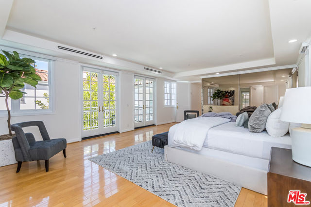 107 N Doheny Drive, Beverly Hills CA: https://media.crmls.org/mediaz/1ede2a6e-5f87-49eb-992e-5610bfeda39c.jpg