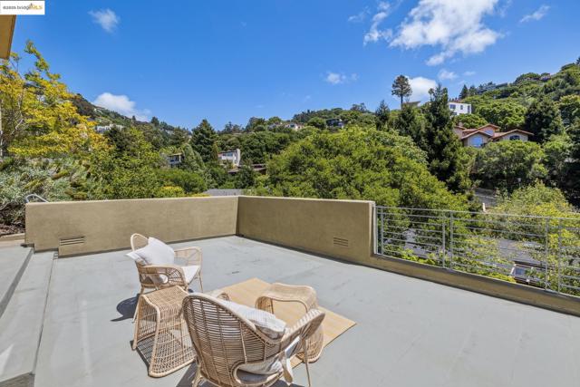 1015 Grand View Dr, Berkeley CA: https://media.crmls.org/mediaz/1ede8d97-1712-431c-acd3-50fc7fa8b03d.jpg