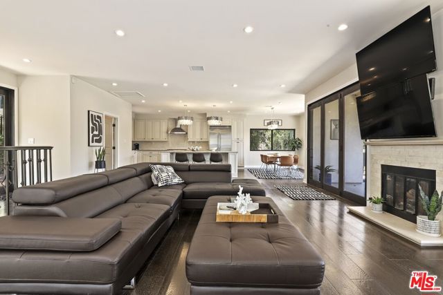 5940 Manola Way, Los Angeles CA: https://media.crmls.org/mediaz/1edf0783-1319-4868-89df-6ddcac2b1e7b.jpg