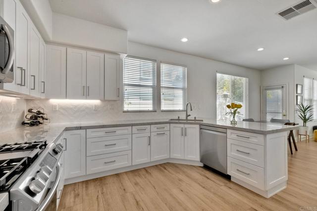 Detail Gallery Image 10 of 29 For 6586 Daylily Dr, Carlsbad,  CA 92011 - 3 Beds | 2/1 Baths