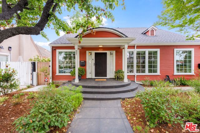 607 S Orange Drive, Los Angeles CA: https://media.crmls.org/mediaz/1edf5ebf-0609-4fe8-b418-aa2585c5ffd1.jpg