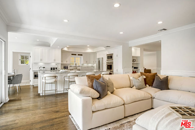 116 N Palm Drive, Beverly Hills CA: https://media.crmls.org/mediaz/1ee06081-b504-4317-8446-9a8e096c6ee8.jpg