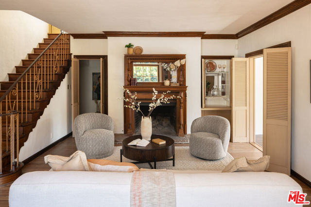 2136 Benedict Canyon Drive, Beverly Hills CA: https://media.crmls.org/mediaz/1ee3b3e6-a17f-4898-83cb-57ceb34107e5.jpg