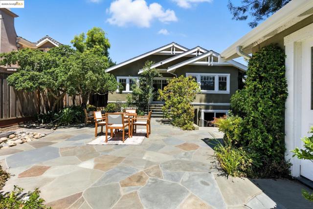 1020 Channing Ave, Palo Alto CA: https://media.crmls.org/mediaz/1ee413d0-f4d5-42a2-bfa0-1062090580da.jpg