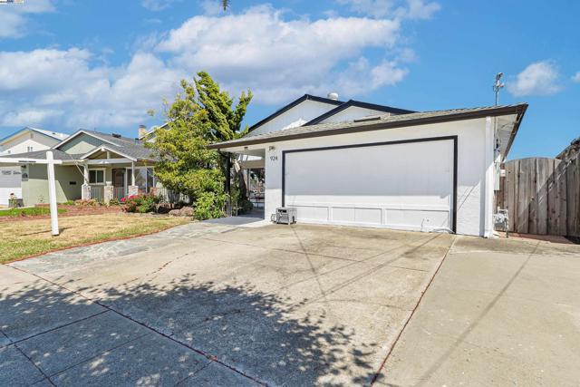 924 Magnolia Dr, Alameda CA: https://media.crmls.org/mediaz/1ee4d1df-2eee-4794-9033-178ad7e20d9c.jpg