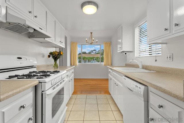 709 Sunflower St, Encinitas CA: https://media.crmls.org/mediaz/1ee58220-ac3f-45fe-81c1-055354eb7f89.jpg