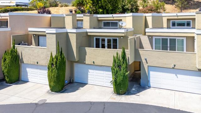 300 Locust Dr, Vallejo CA: https://media.crmls.org/mediaz/1ee5df23-3231-49b7-8d5a-f33e4d30776d.jpg