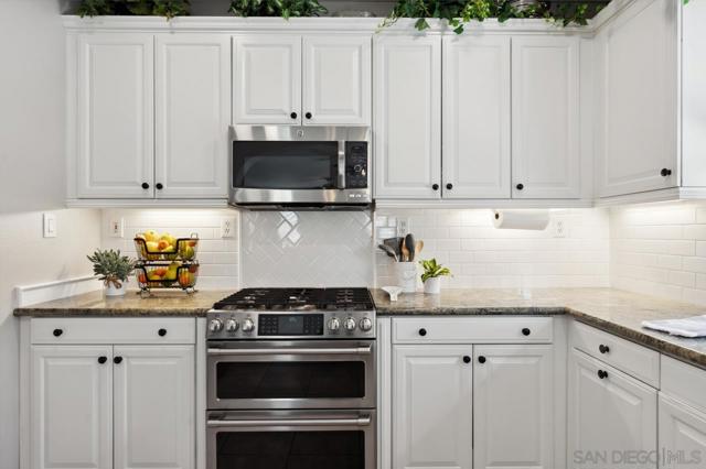 11353 Creekstone Ln, San Diego CA: https://media.crmls.org/mediaz/1ee759dd-1470-474c-9c8e-cef17d52aba2.jpg