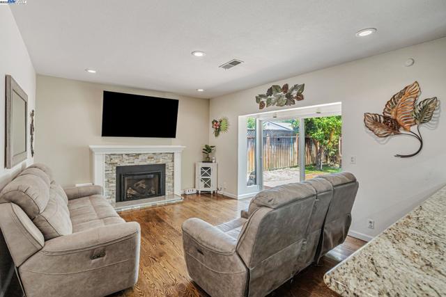 903 Lanewood Dr, San Jose CA: https://media.crmls.org/mediaz/1ee76a20-2611-48b5-a7ce-1c7d2e9a30fc.jpg