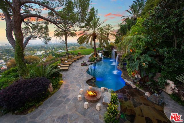 10066 Cielo Drive, Beverly Hills CA: https://media.crmls.org/mediaz/1ee779ca-de45-41e0-8884-8211e96d1e63.jpg