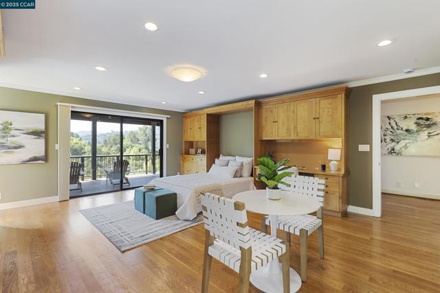 25 Watchwood Ct, Orinda CA: https://media.crmls.org/mediaz/1ee845eb-a89f-4106-9cc3-46e5ceab105f.jpg